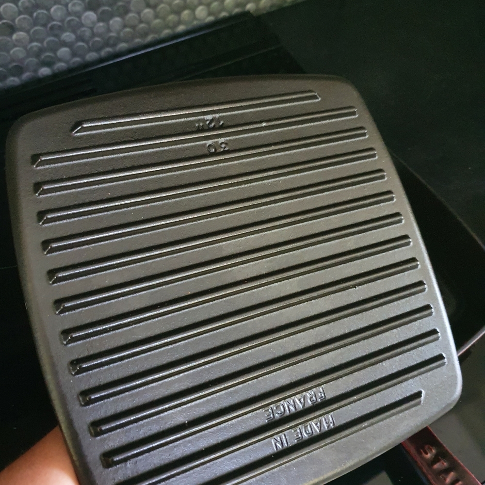 Staub cover for grill skillet, 12 inc, 30 cm. Never used